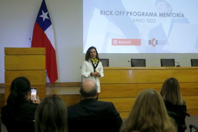 La directora de Alumni Uchile, Mildred Hernández, dio comienzo a la instancia.